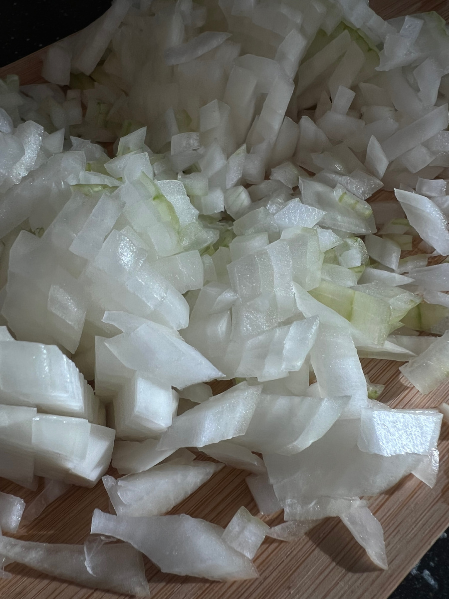 лук нарезаем мелкими кубиками 