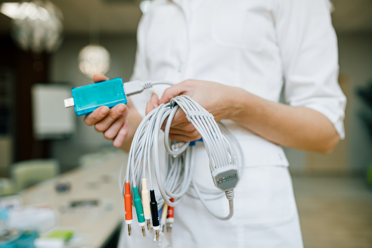 Медицинский прибор весит всего 12 грамм, что дает возможность использовать его на выезде