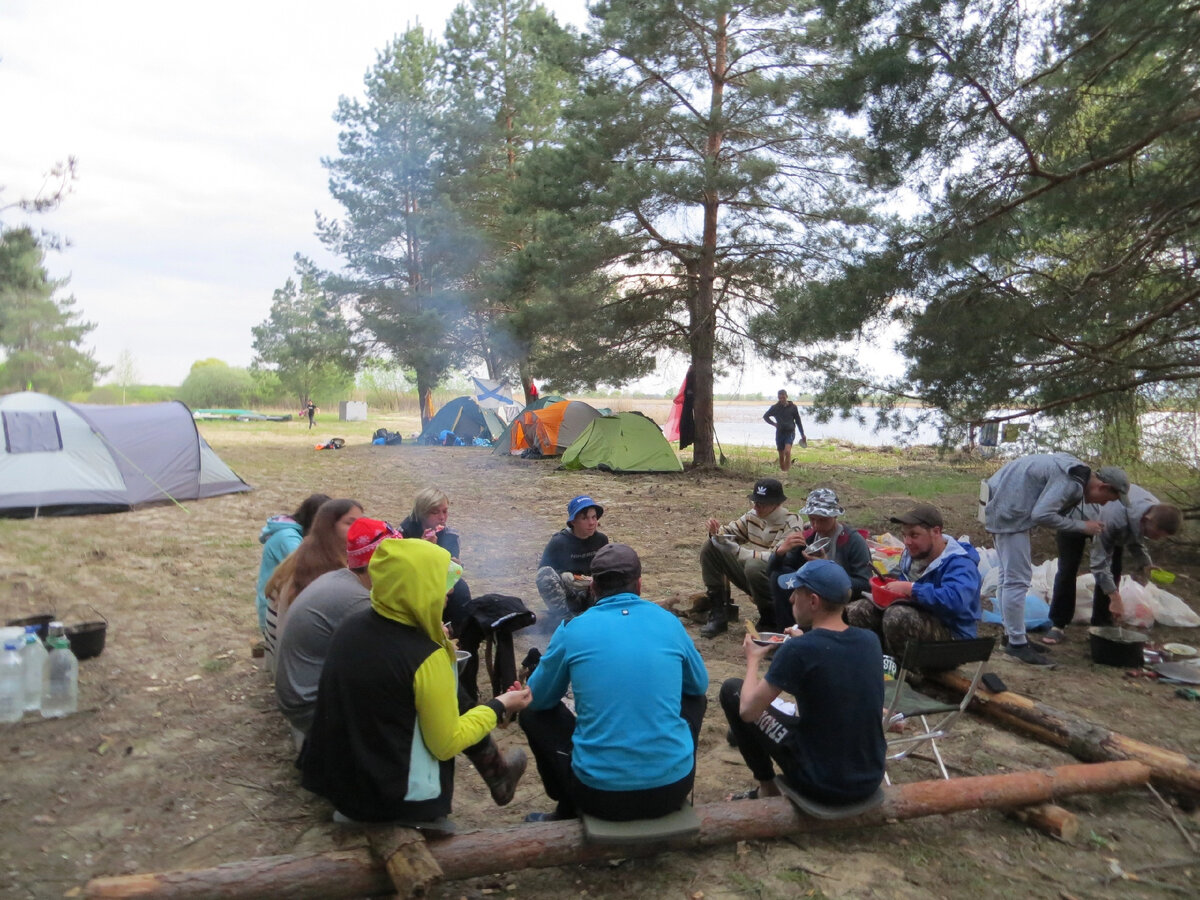 А вот мы обедаем на фоне той самой серой палатки, заштопанной мной