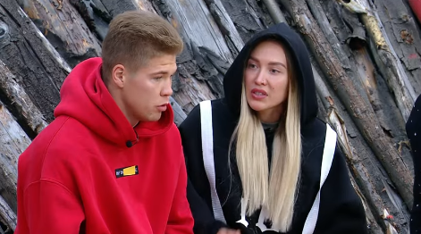 Лиза чего-то объясняет Илюше.