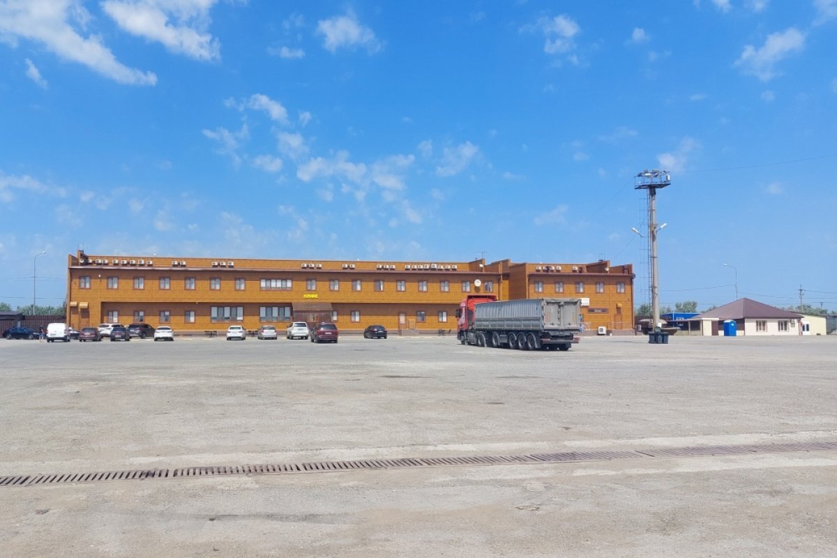    Так сейчас выглядит накопительная площадка для машин на подъезде к Крымскому мосту.
