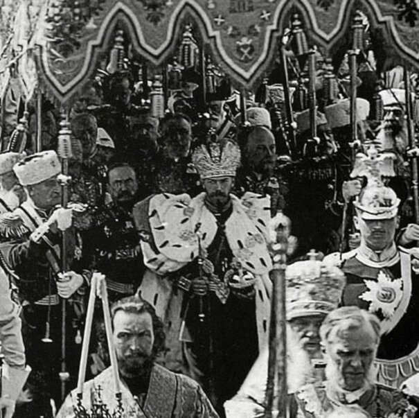 Первым снятым на кинопленку событием в России стала коронация Николай Второго. Но царское правительство все равно силу кинематографа не оценило.