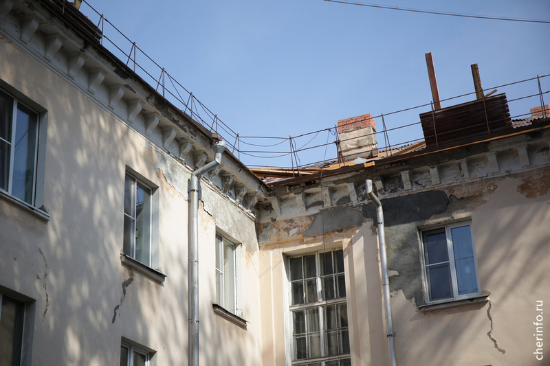    Трехэтажный дом на Вологодской, 10 построен в 1952 году, с тех пор серьезного ремонта кровли там не было