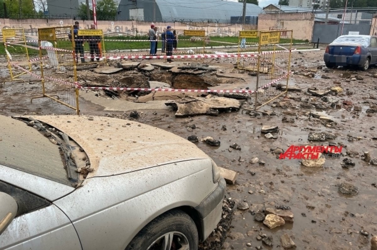    Появились фото с места ЧП в Твери, где куски асфальта повредили автомобили