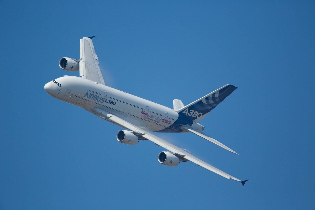 Самолет аэробус. Airbus пассажирские самолеты. Эйрбас а360. Airbus a380 Plus. Аирбас.