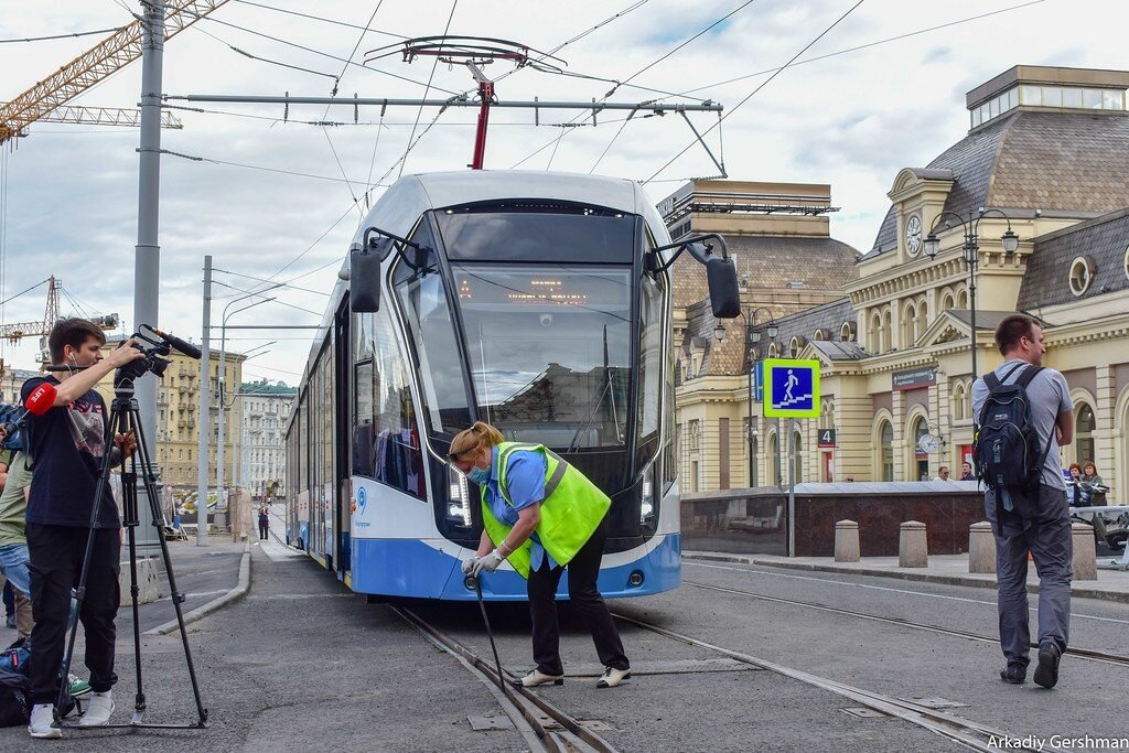Перевод стрелки вручную около Павелецкого вокзала. Снимок 2020 года, но и сейчас вагоновожатые нередко занимаются тем же самым. Фото А. Гершмана, отсюда: https://urbanblog.ru