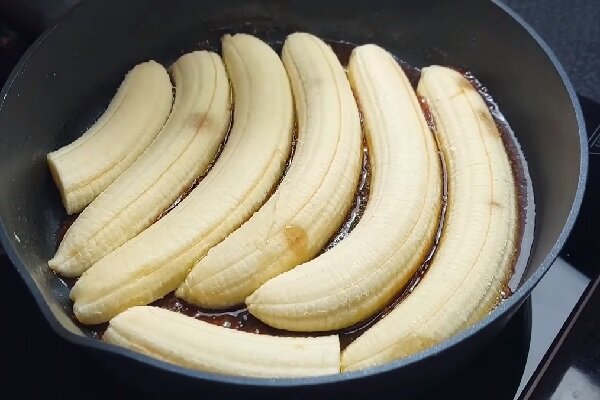 Бананово-шоколадный торт на сковороде — это именно тот рецепт, который пригодится вам в жару. Отличный десерт к чаю, который можно приготовить на сковороде, не включая духовку.-4