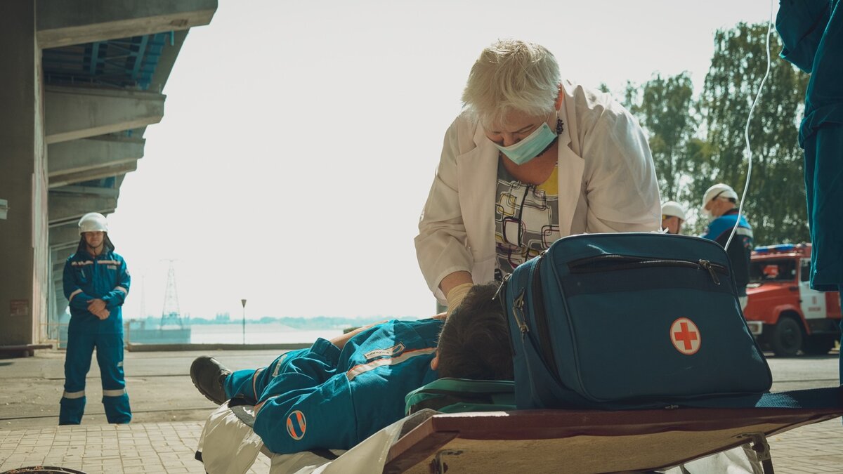     Очевидцы сообщили, что вчера около 20.15 стали свидетелями жуткой картины: молодой человек лв районе Пермяковского моста лежал на дороге в крови.