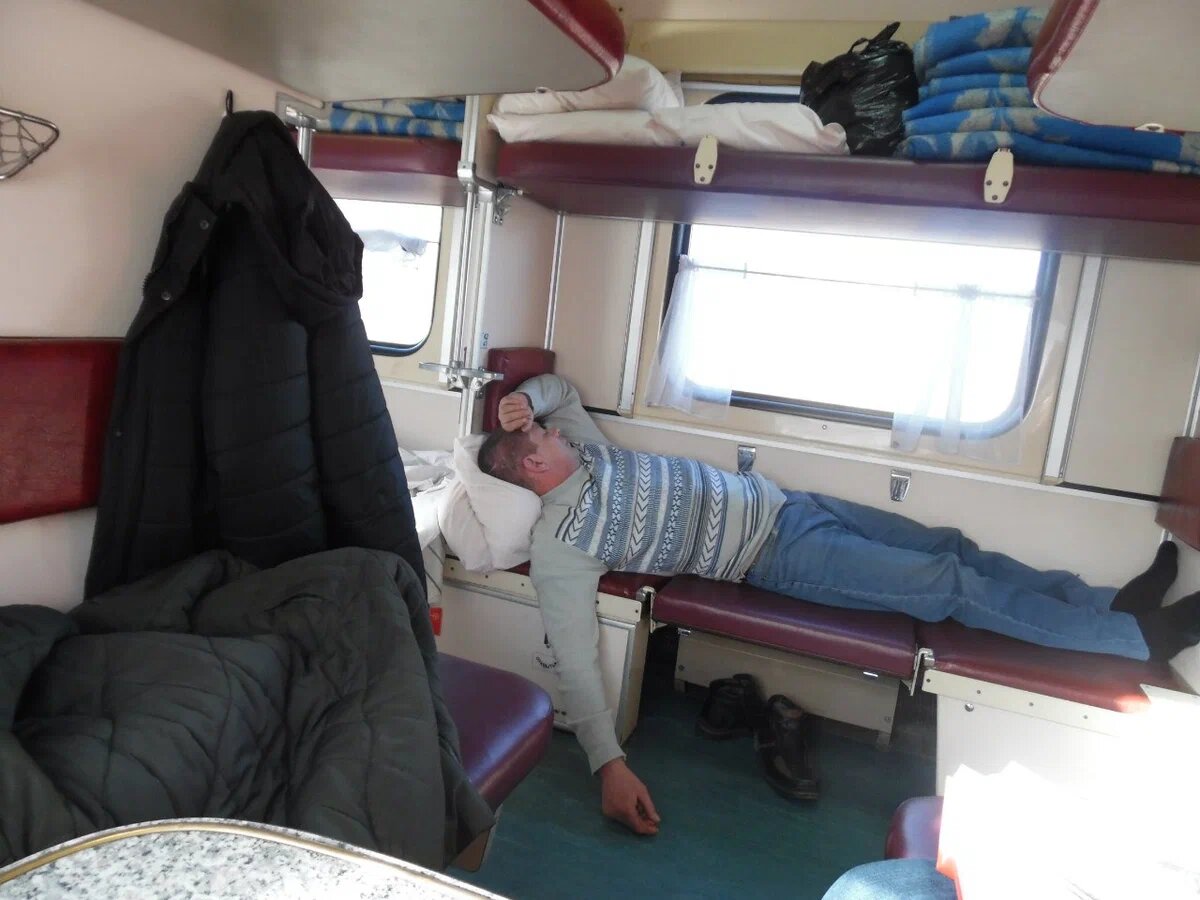 Бывают и такие соседи, но редко. Хорошо что ехал только три часа. А вы представляете с таким встретиться в купе?
