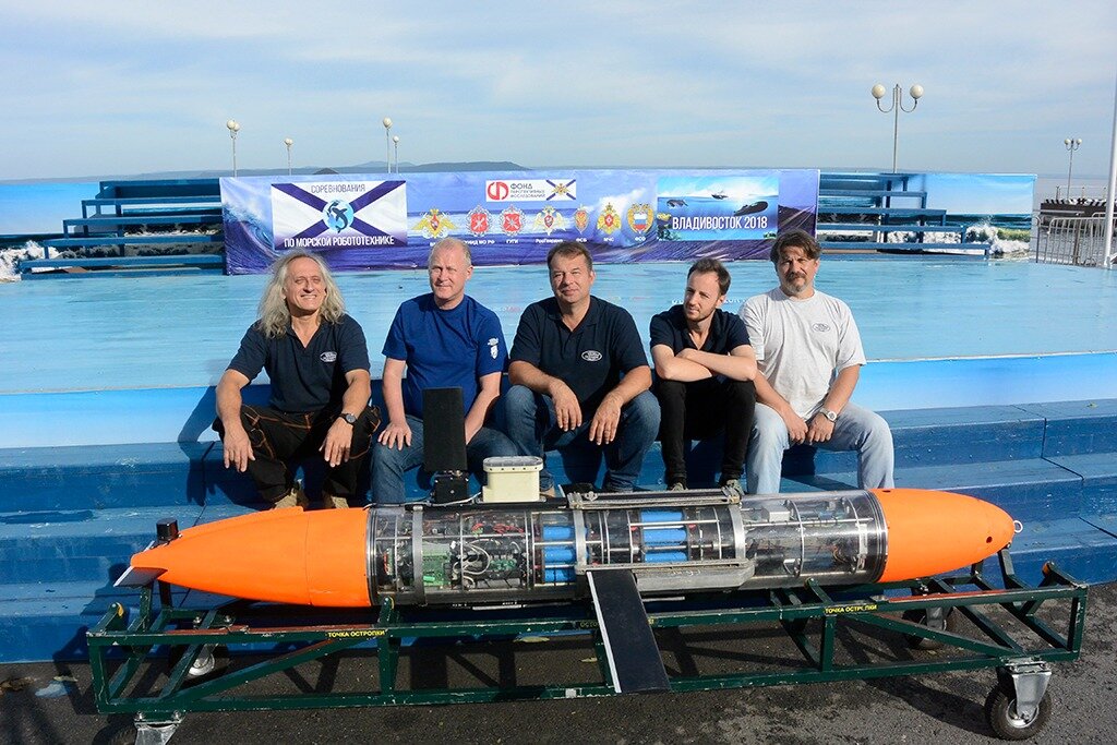 Глайдер «Морская тень» и команда его разработчиков — специалисты СПбГМТУ и предприятия «Океанос»