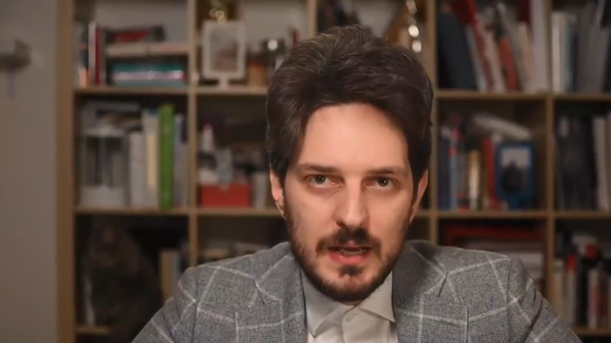 Такие персонажи невозможны в уважающих себя обществах. Даже в разваливающихся США - это недопустимо. А у нас, он для кого-то герой! Удивительно! 