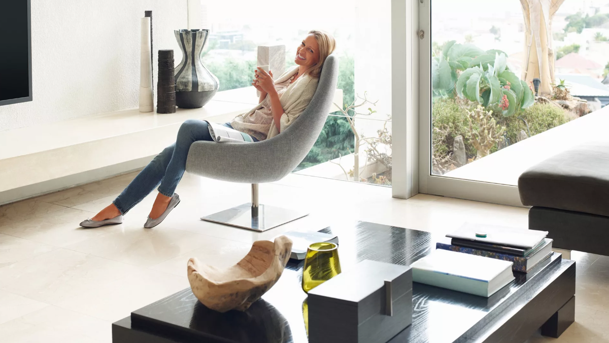 комфорт в каждый дом. свежесть в доме. кресло реклайнер rolf benz. женщина уют в доме. уют в доме.