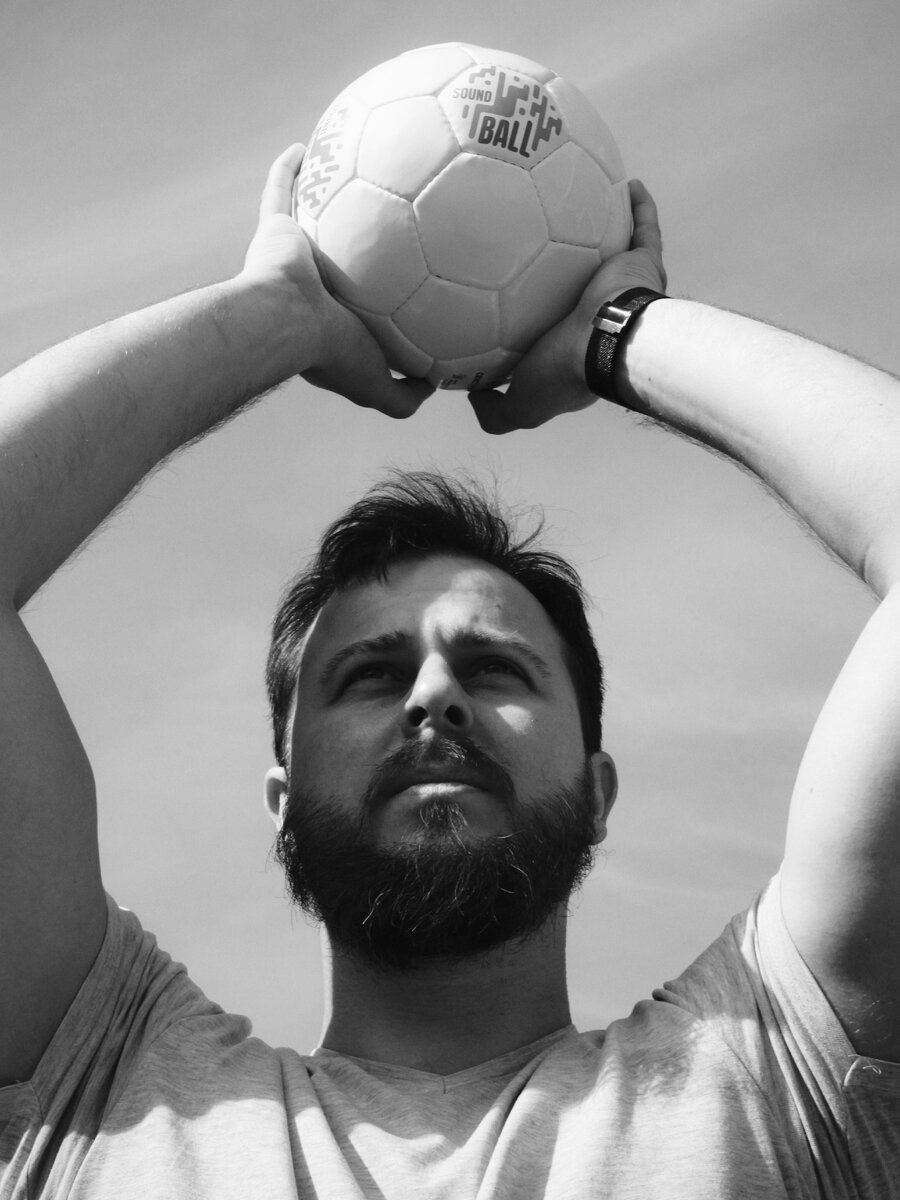 Александр Попов, главный инженер Лаборатории «Сенсор-Тех» с мячом Soundball