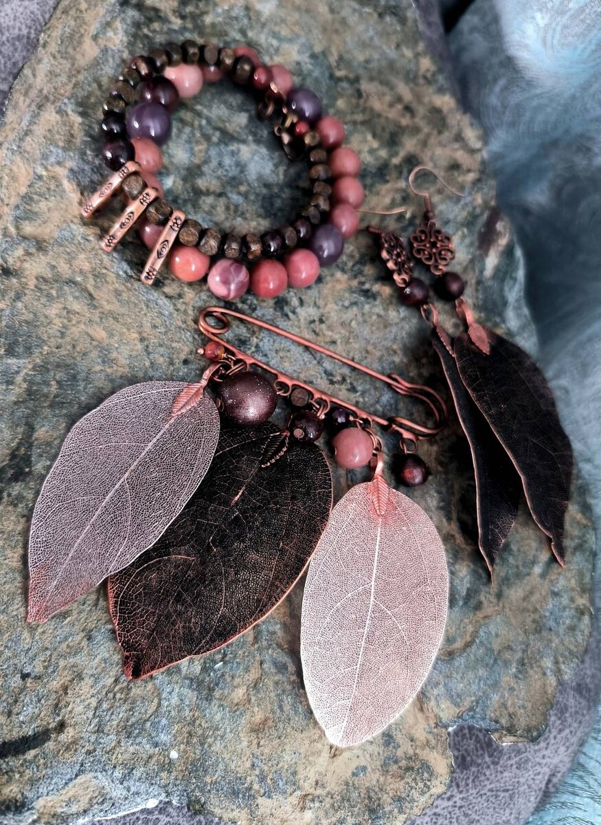 Брошь, серьги и браслеты