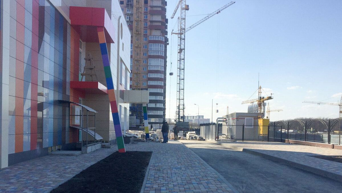     Больше половины квартир в ростовских новостройках пустуют, потому что их никто не купил. Тенденция на ненужное жилье развивается с конца 2022 года. RostovGazeta собрала мнения экспертов о будущем рынка недвижимости в Ростове.