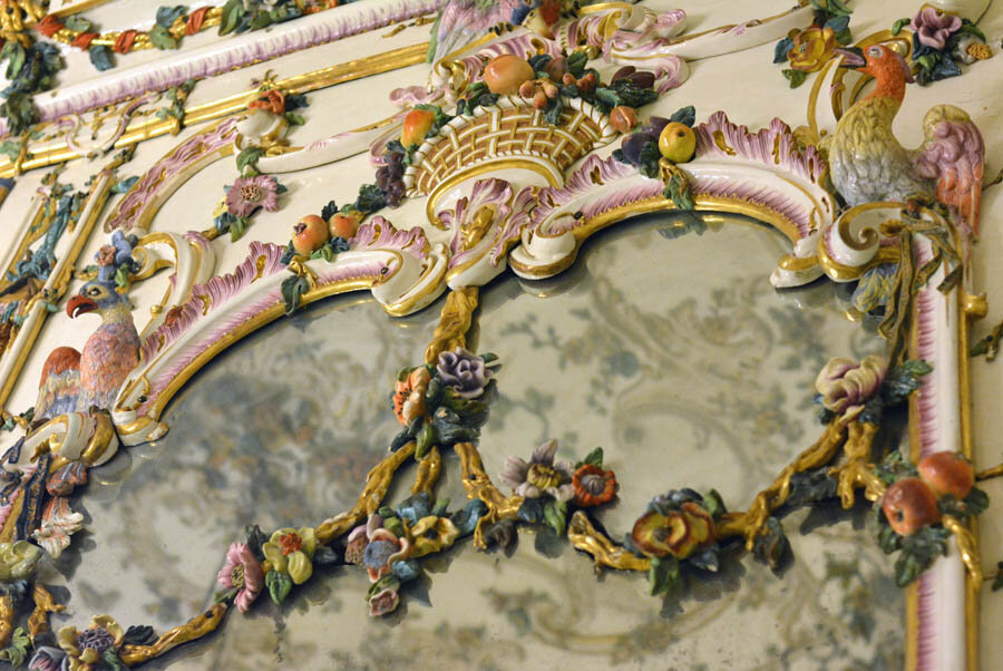 Фрагмент фарфорофой комнаты во дворце Каподимонте