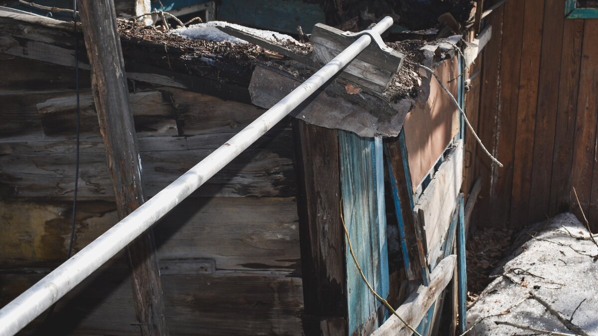     При проверке учебных заведений в Удмуртии обнаружили ряд ветхих строений, опасных для жизни и здоровья детей.