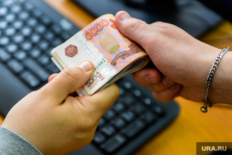    Пермяку переводили суммы от 50 до 200 тысяч рублей