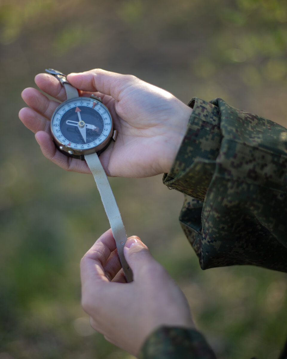 Если к компасу поднести кусок железа изменится. Компас показать направление. Как показывает компас. Компас показывает на Юг. Компас твой проводник к заработку.