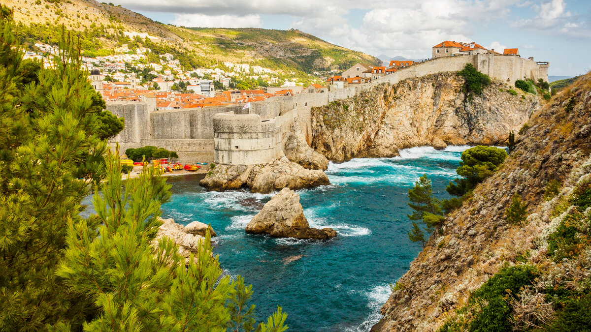 <a href="https://ru.freepik.com/free-photo/beautiful-scenery-of-the-juego-de-tronos-in-dubrovnik-croatia-during-the-daytime_17232440.htm#query=%D0%A5%D0%BE%D1%80%D0%B2%D0%B0%D1%82%D0%B8%D1%8F&position=1&from_view=search&track=sph">Изображение от wirestock</a> на Freepik