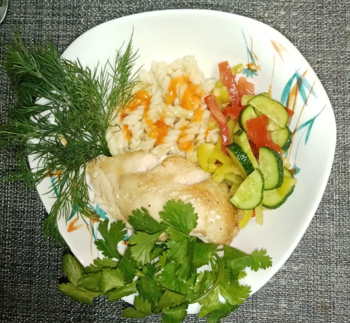 Макарончики, курочка (мандарин уже удален) и обычный салат.