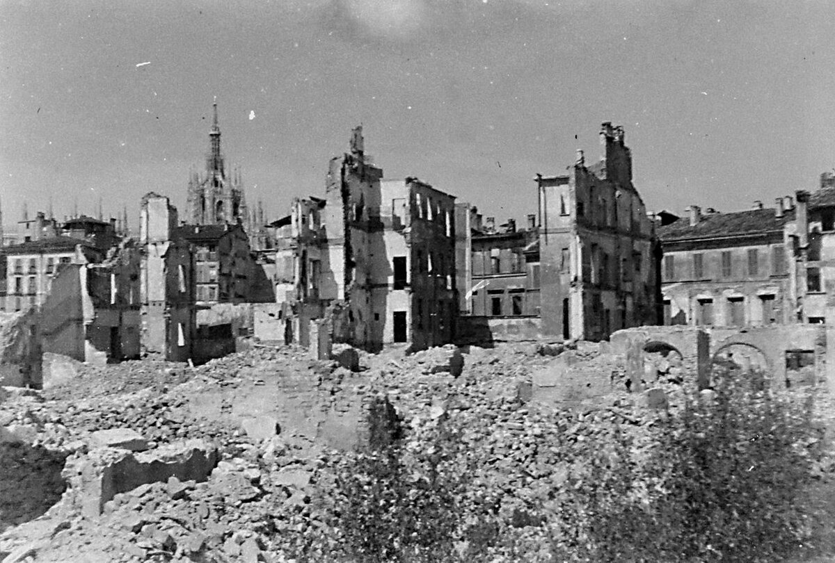 Бомбардировка. Бомбардировка Милана 1943. Милан 1943 после бомбежки. Разрушенный Миланский собор 2 мировая. Бомбардировка Милана 1940