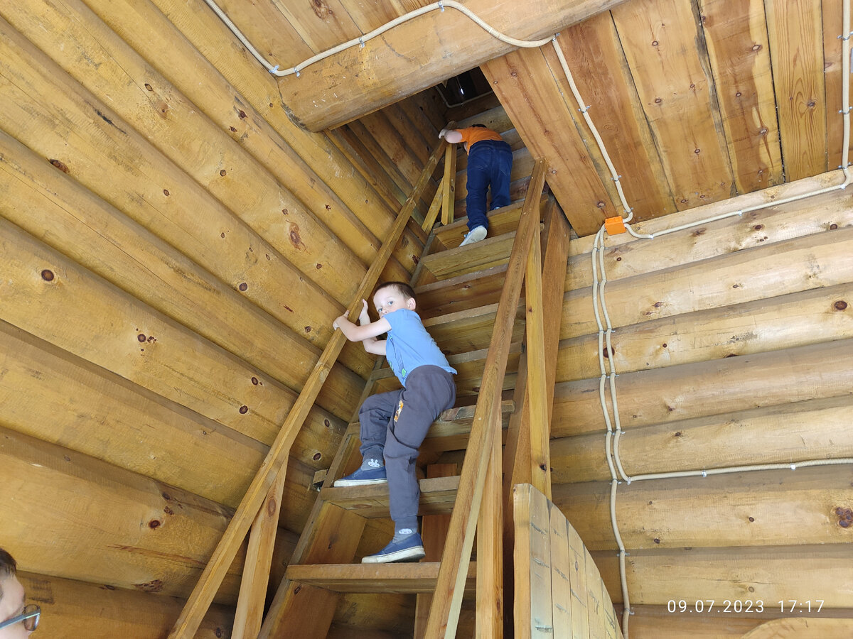 Вадя как-то сразу сообразил, как спускаться, а вот Паша задом пятился