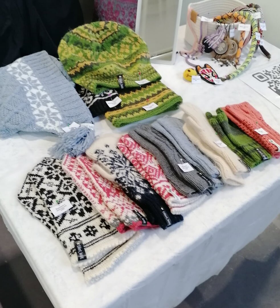 Мой стол с вязаными изделиями