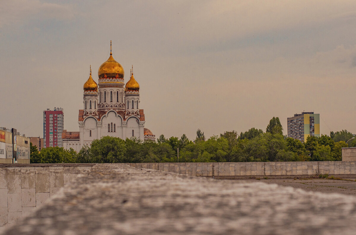 Нижний ракурс подчеркивает величественность храма.