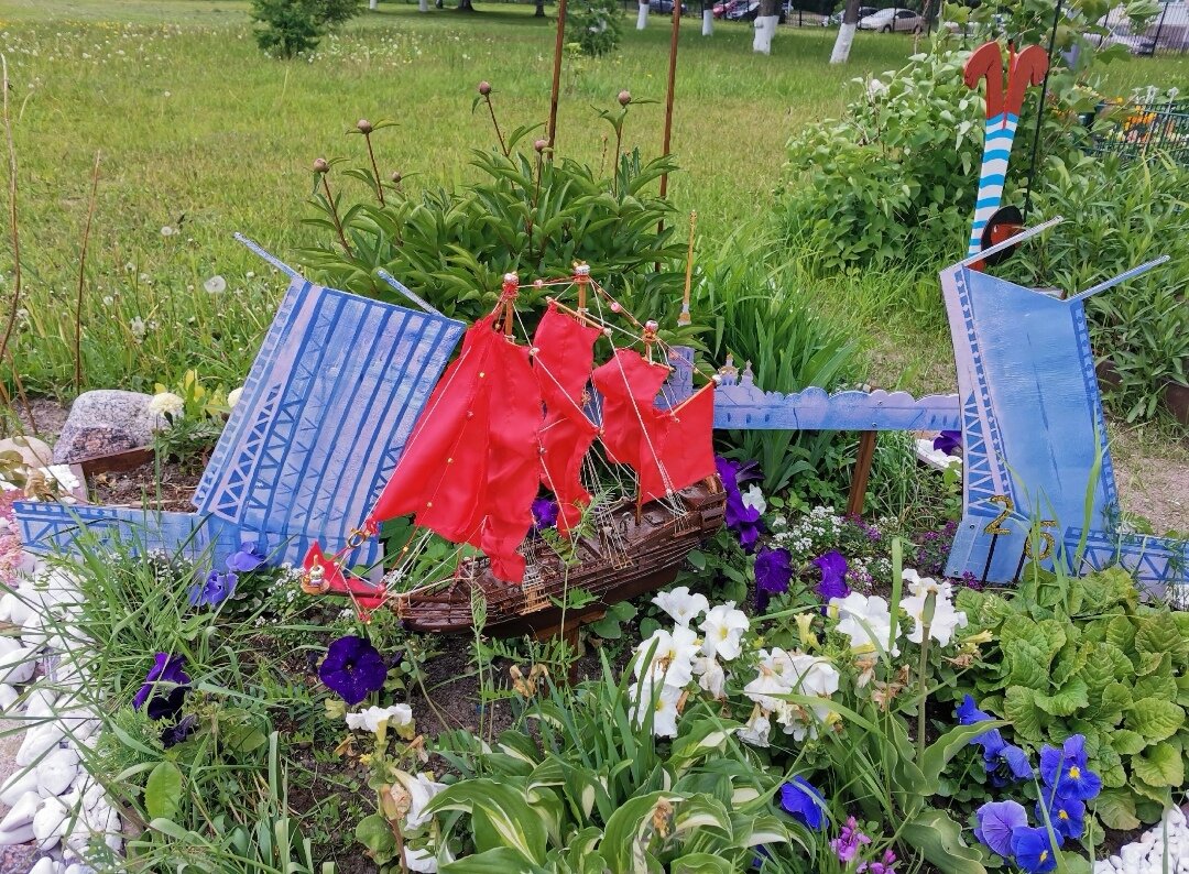 Так украшают территорию школы 518 ученики, учителя и родители