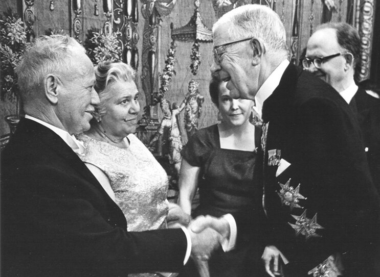 Король Швеции Густав Адольф IV поздравляет М.А. Шолохова с вручением ему Нобелевской премии. Стокгольм. 1965 г.