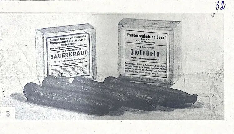 Рис. 3. Прессованные и сушеные овощи. На переднем плане «Пеммикан». Сзади - сушеная кислая капуста и сушеный лук.