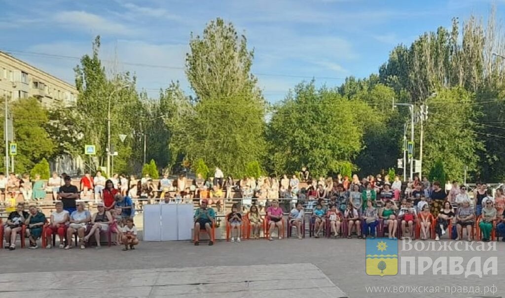 Амфитеатр у "Юности" наполнился зрителями еще задолго до старта программы📷     Скамейка поцелуев, сад радости и ролледром: юные волжане подарили городу проекты его будущего
