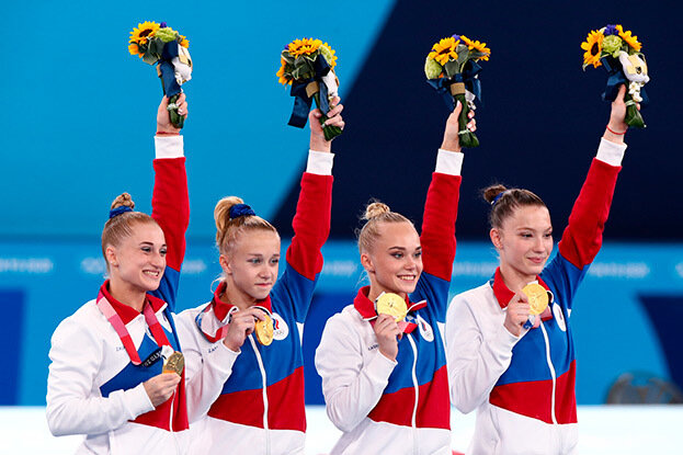    Лилия Ахаимова, Виктория Листунова, Ангелина Мельникова и Владислава Уразова с золотыми медалями Олимпиады в Токио.Дарья Исаева