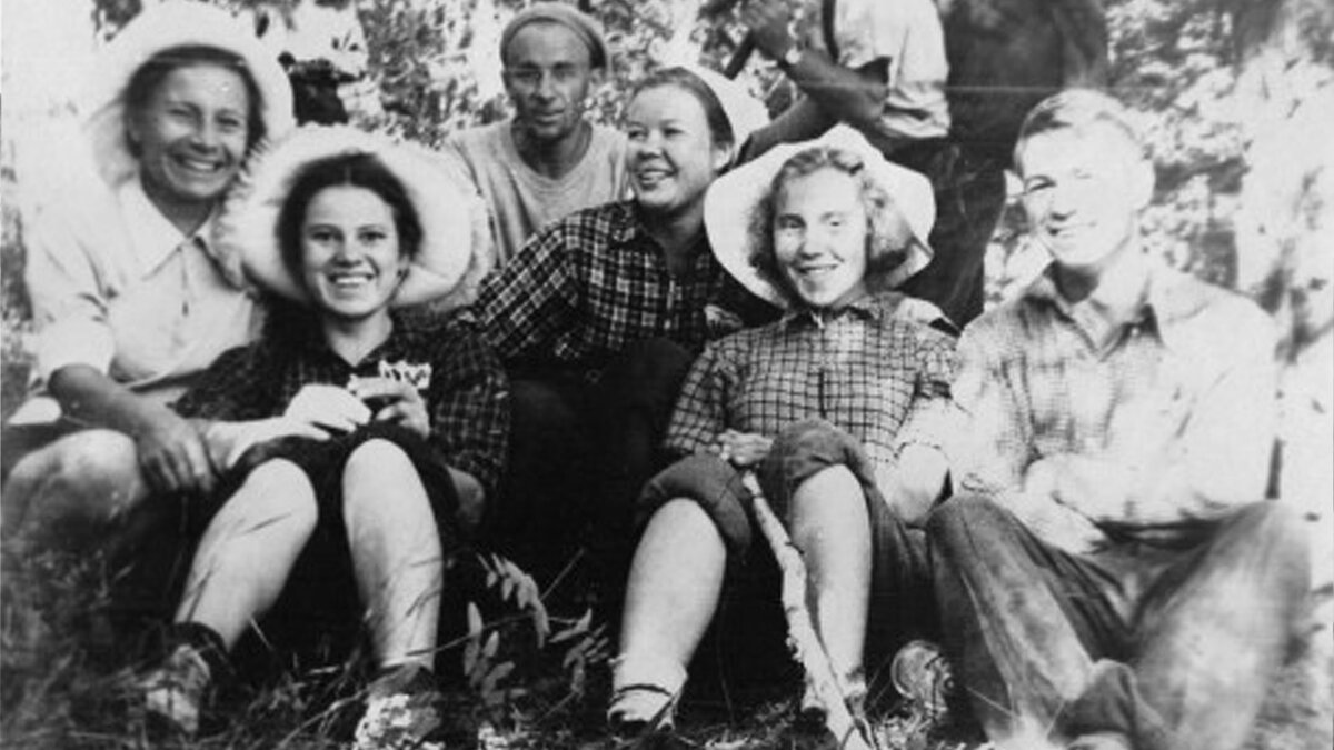 Зина Колмогорова, первый ряд с лева.