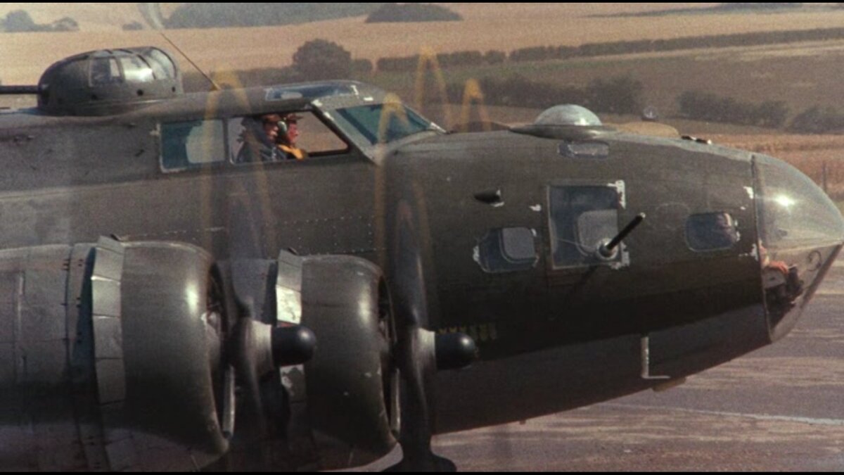Бомбардировщик В-17. Кадр из фильма