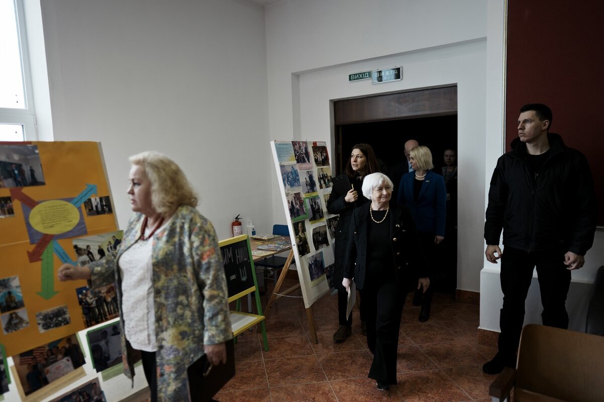 Фото: TASS / Thibault Camus / Министр финансов США Джанет Йеллен (в центре) посетила школу №168 в Киеве