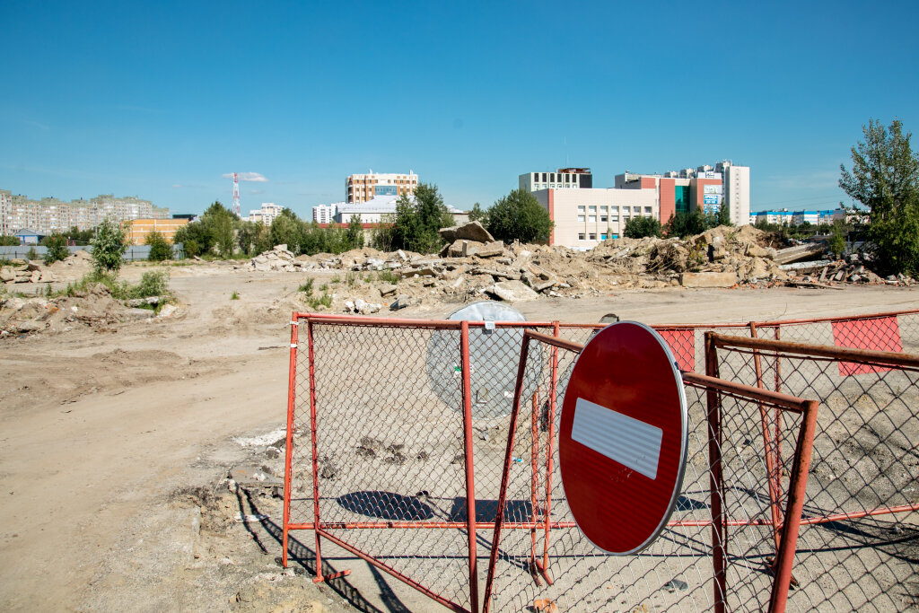    В Сургуте на улице Маяковского до конца лета начнут строить ледовую арену
