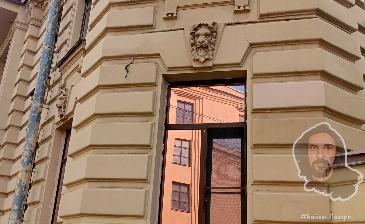 Маскарон льва над окнами