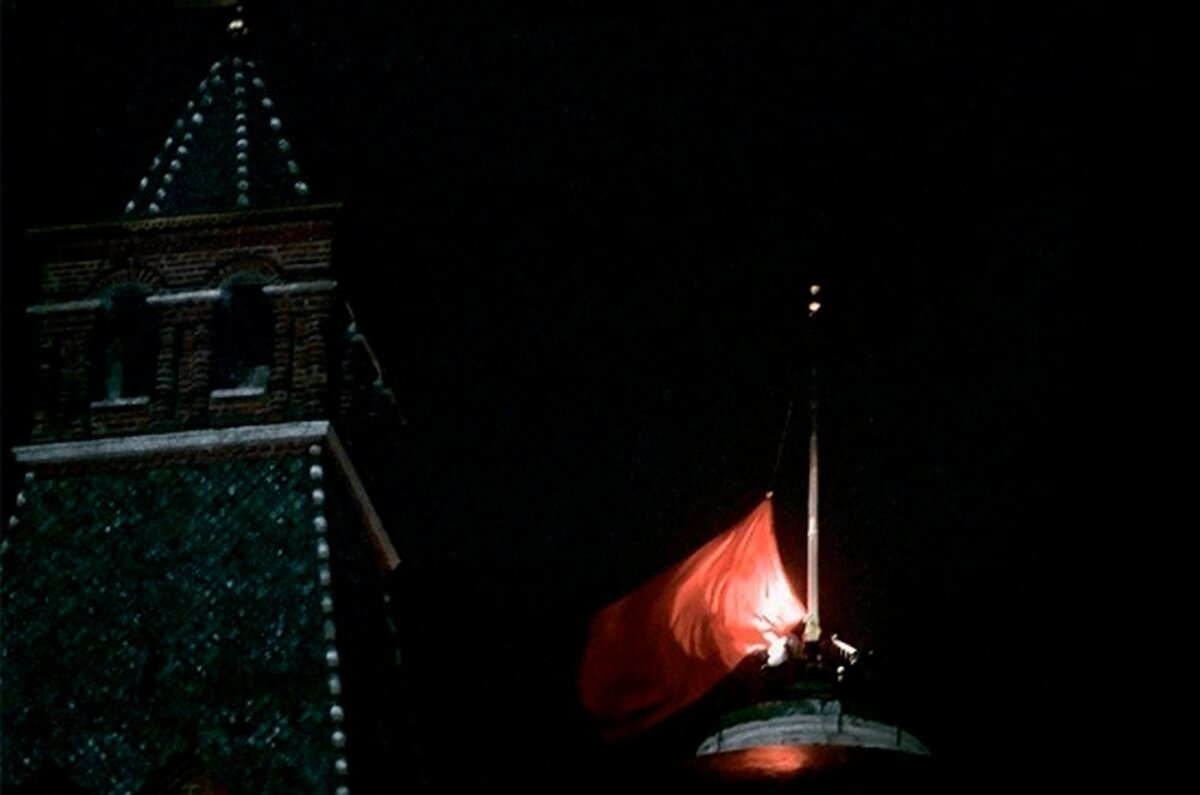 25 декабря, вечером после 18:00 М. Горбачев подписал указ "О сложении президентом СССР полномочий Верховного Главнокомандующего Вооруженными силами СССР и упразднении Совета обороны при президенте СССР". В 19 часов 35 минут по московскому времени с купола здания Сената медленно спустили флаг Советского Союза.