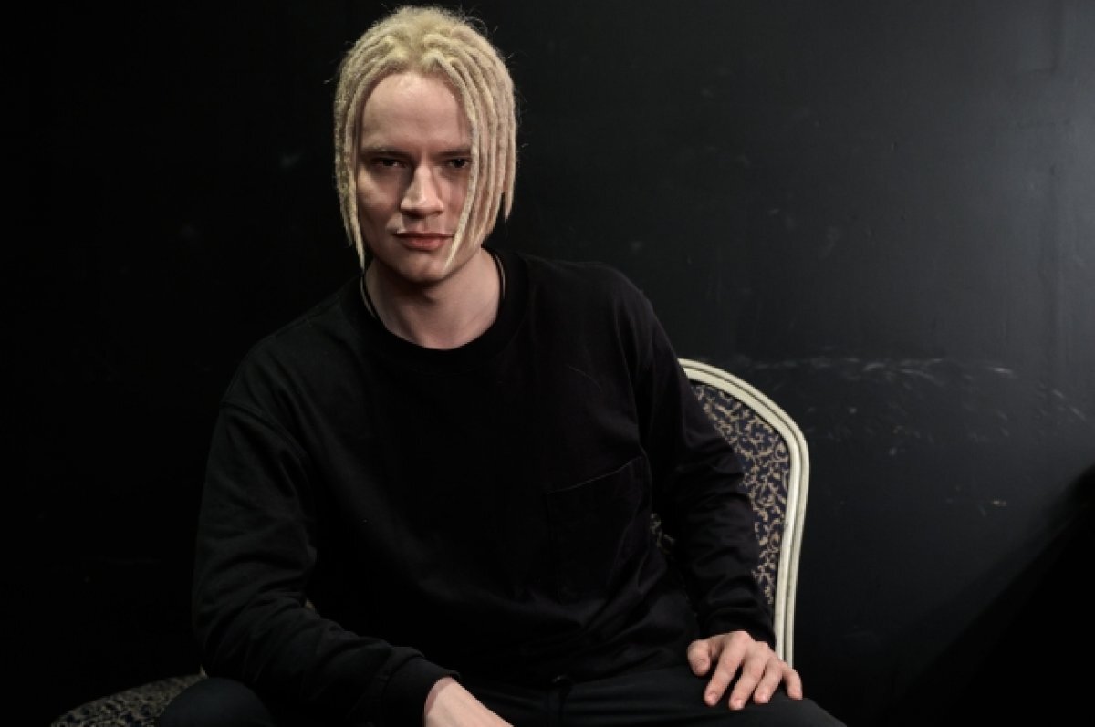    Русский парень с дредами.