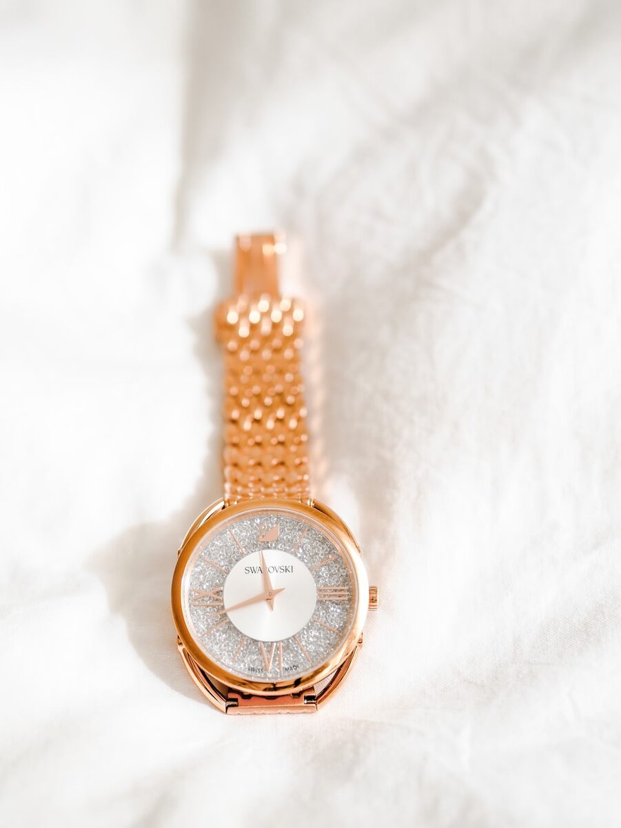 Часы с кристаллами Сваровски, источник фото Unsplash.com