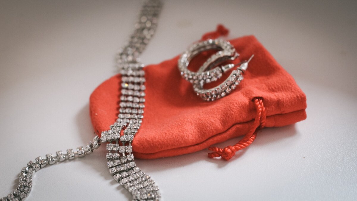     Следственным Управлением УМВД России по г. Уфе завершено расследование в отношении экс-сотрудницы ювелирного магазина, ограбившей его на 12 млн рублей, сообщили в пресс-службе ведомства