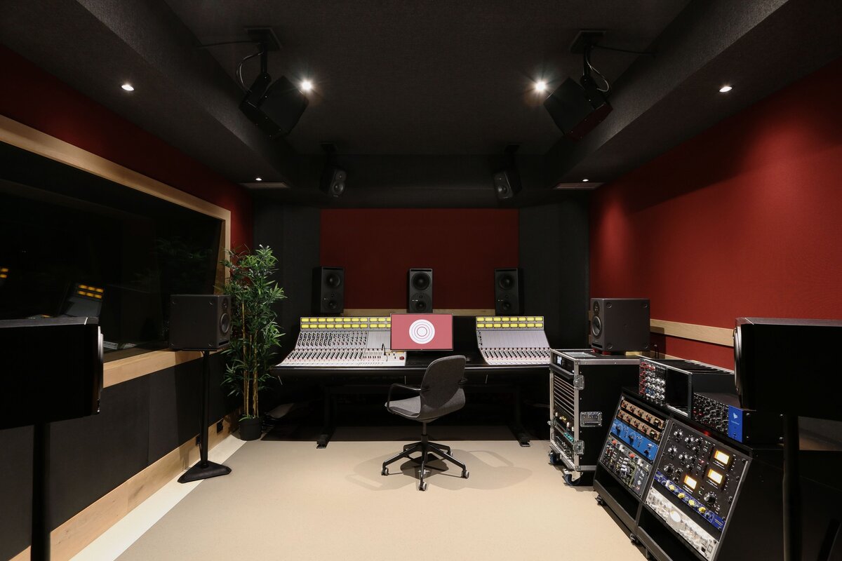 Сертифицированая студия Dolby Atmos в помещении "B" в студии Adra Recorders. Использует 7.1.4 конфигурацию на базе акустических систем Dynaudio.
