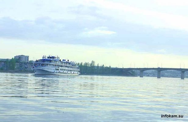    Теплоход «Александр Невский» покидает Камышин (из архива infokam.su)