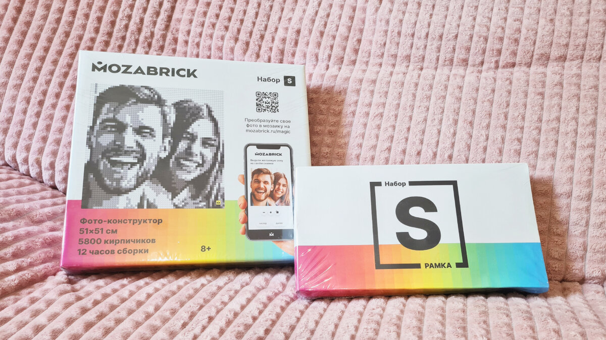 У нас набор S черно-белого цвета, в нем 5800 деталек. Получается картина 51*51 см. И дополнительно рамочка для оформления