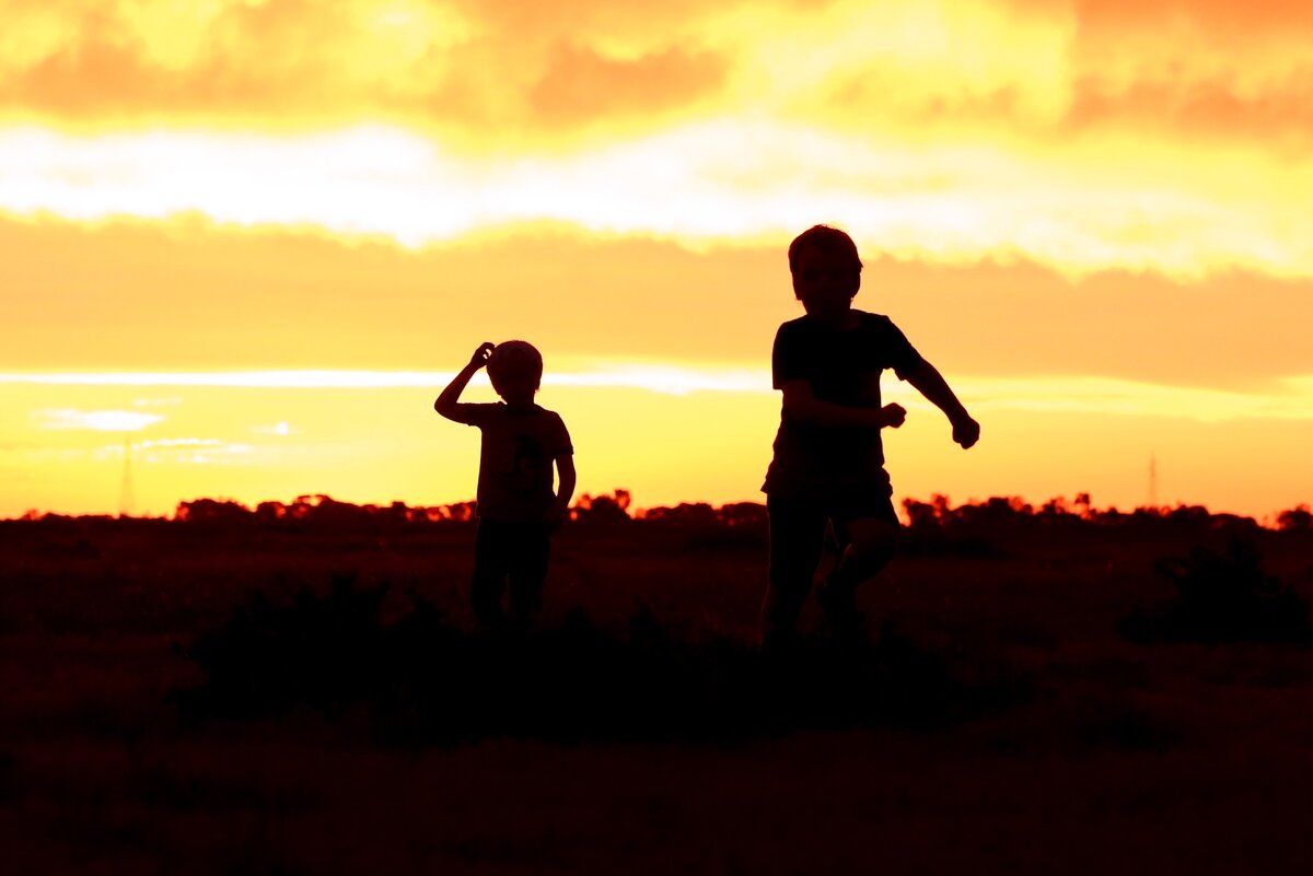     Как игра в «казаки-разбойники» повлияла на наше ментальное здоровье: польза дворовых игр