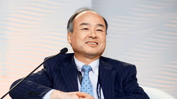 Третье место списка Forbes. Масаёси Сон.
Основатель гиганта мобильных телекоммуникаций и инвестиций SoftBank Group. Состояние $20,9 млрд. Женат. Двое детей. 65 лет. Да что такое!😥
Фото с сайта www.livemint.com