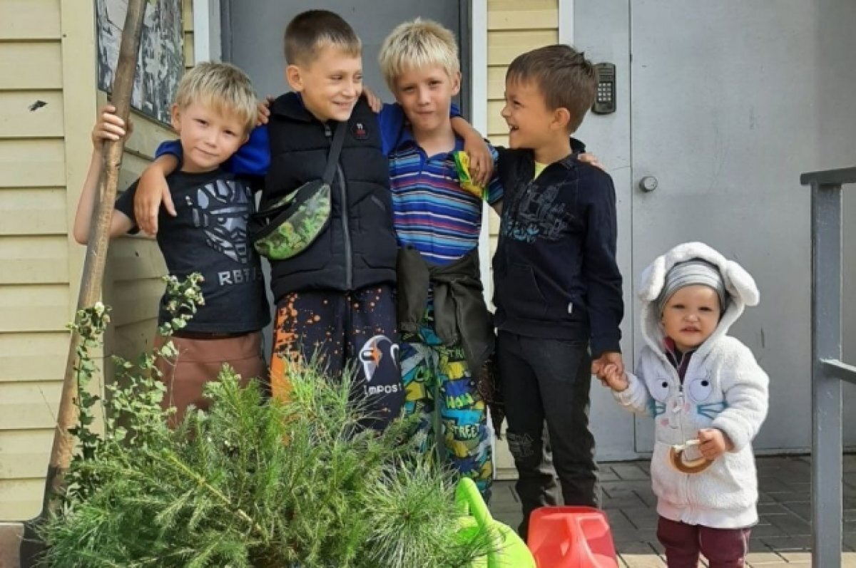    В трудовых делах дома активно участвуют и ребятишки, которым помочь взрослым только в радость.