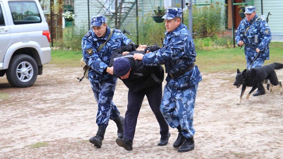 С кем главный герой сбежал из конвоя